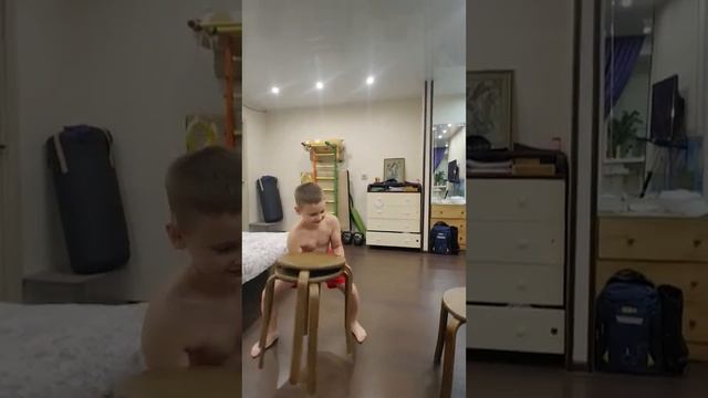 Видео, как Супер Дима поднимает один стул, два стула, т? смотреть онлайн