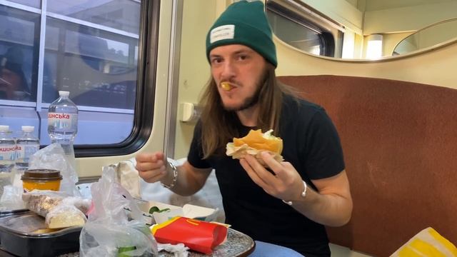 ТАНЯ ЗАХОТЕЛА ПРЯМО В ПОЕЗДЕ! РОМАНТИКА НА ВЕРХНЕЙ ПОЛ смотреть онлайн