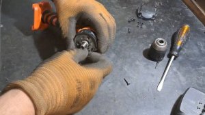 Шуруповерт аккумуляторный TCD-18 Li светит, но не крутит.