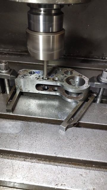 Расточка отверстий на фрезерном станке с ЧПУ смотреть онлайн