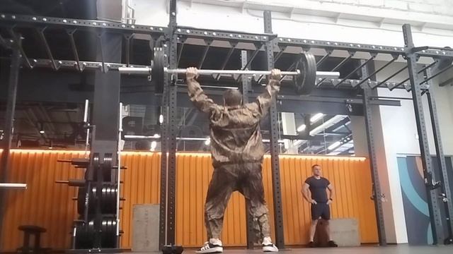 Присед со штангой поднятой над головой уже 55 кг., в 53 го смотреть онлайн