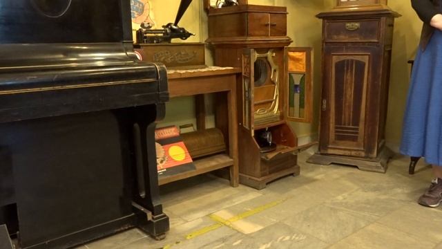 Это граммофон, встроенный в шкаф смотреть онлайн