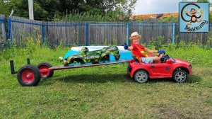 Манкиту играют в автомастерскую детских машин.