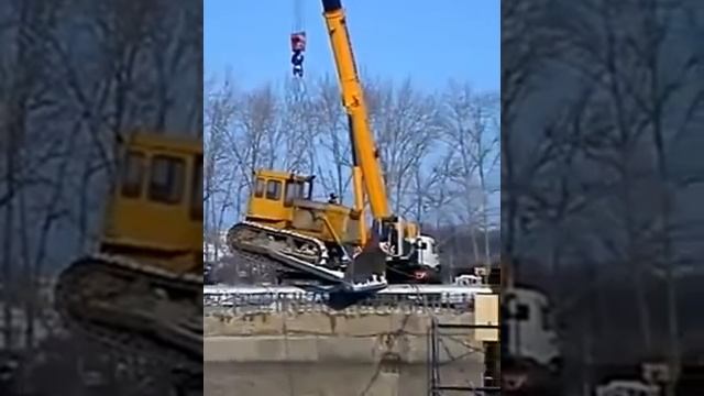 Падение крана с трактором в канаву 3:50