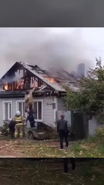 Пожарник сначала умылся, потом и вовсе упал с лестницы смотреть онлайн