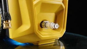 Мойка высокого давления Мойка Huter W-195-ARV PRO в работе