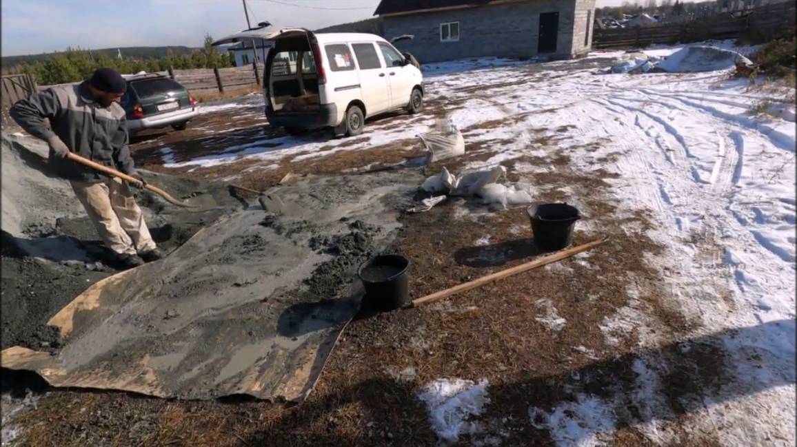Сделали подачу воды в дом и баню. Залили стяжку в бане.