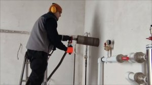 Сухое алмазное бурение бесщеточной ручной дрелью с ми