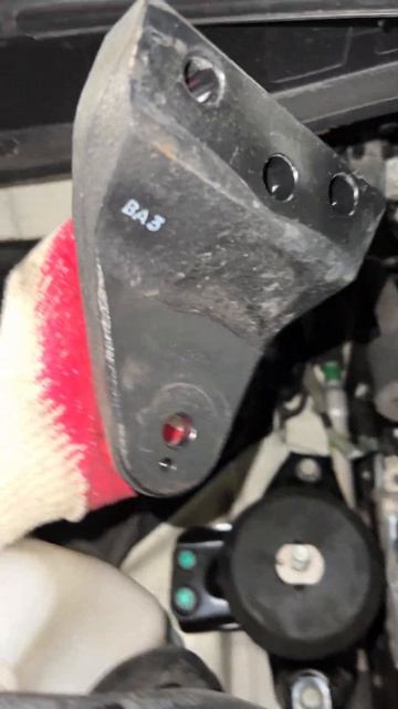 Замена правой подушки двигателя. Киа карнивал. смотреть онлайн