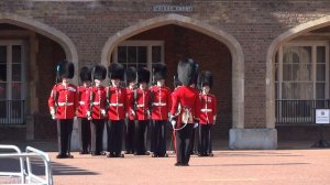 Королевские гвардейцы собираются на смену караула.
