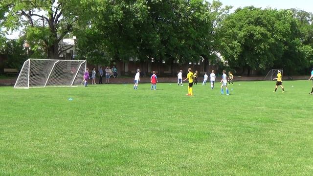 Кудесник мяча 2 Белые (2013) 4:4 ДЮСШ Неклиновка. 1-й тайм. 30. смотреть онлайн