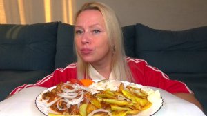 Мукбанг жареная картошка, капуста маринованная, килька в томатном соусе. еда на камеру.