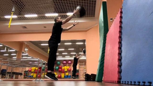 ЛИНЕЙНЫЙ СНИЗУ ВВЕРХ Бросок набивного мяча из приседа смотреть онлайн