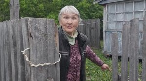 Привезла тете Вале корм для кошек и собак!