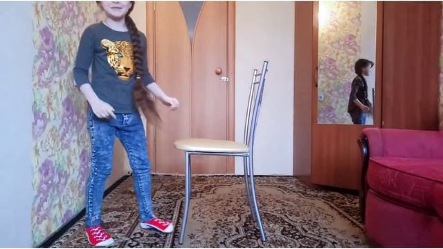 Челлендж со стулом. Кто застрянет?