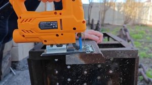 Распил электролобзиком DEKO DKJS850 доски толщиной 2 см. без