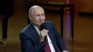 Владимир Путин встретился с учащимися образовательного центра "Сириус"