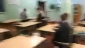 Битва в школе девочка против мальчиков