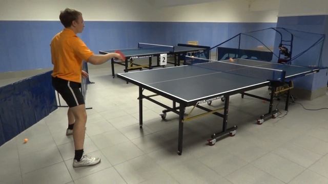 Подача мяча роботом нижним вращением в один угол смотреть онлайн