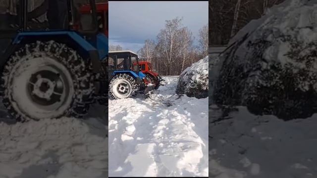 МТЗ 82 и ДТ-75, очень много снега смотреть онлайн