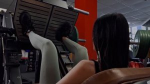 ТОП тренировка на ноги, ягодицы и спину в зале для деву