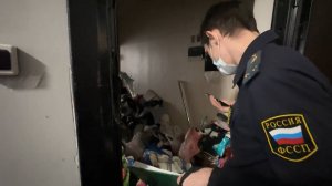 Захламленная квартира: судебные приставы начали принудительное расчищение