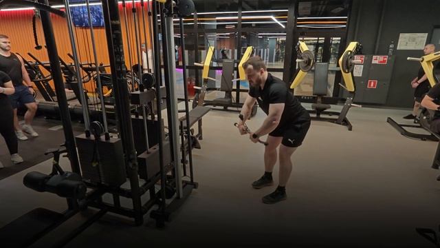 Пуловер в кроссовере, техника выполнения упражнения. смотреть онлайн