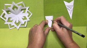 Как ВЫРЕЗАТЬ СНЕЖИНКУ ❄️Легко и просто #снежинка #3d #к