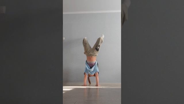 Тутор на стойку на руках         Япиии я научилась стоять