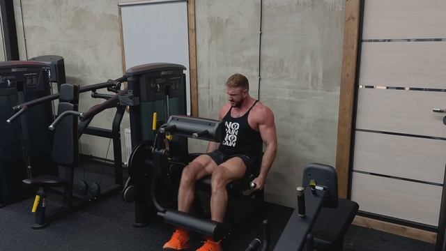 Сгибание / разгибание ног, профессиональный тренажер I смотреть онлайн