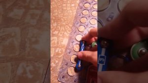 Тестер влажности земли в цветочном горшке.