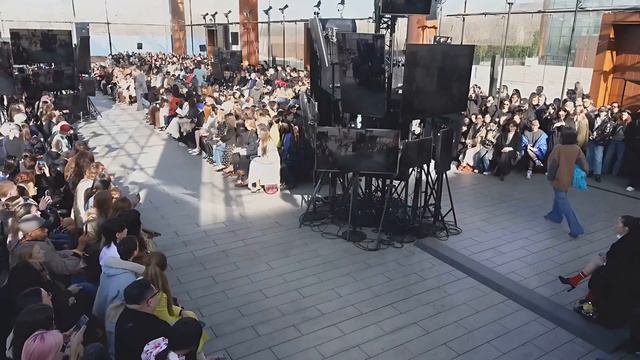 Stella McCartney Париж мода Осень 2024 Зима 2025 | Одежда и аксессу смотреть онлайн