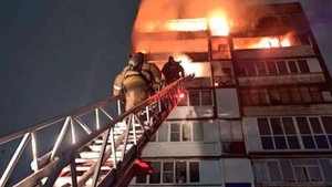 Многоэтажка вспыхнула в Орле. Пламя охватило три верхних этажа дома