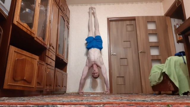 2 минуты стойка на кулаках у стены. вес 85кг смотреть онлайн