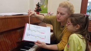Песенка "Елочка" на фортепиано. Первая песенка на нотном стане. Амира, 5 лет