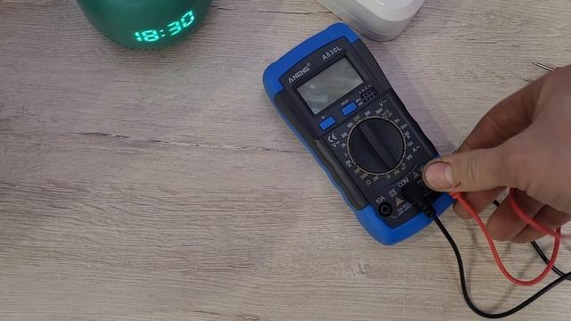 Как проверить напряжение в розетке мультиметром. Изме смотреть онлайн
