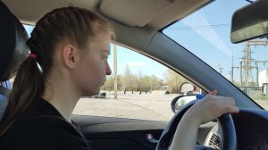 Обучение вождению на площадке автошколы. Учимся управлять рулем