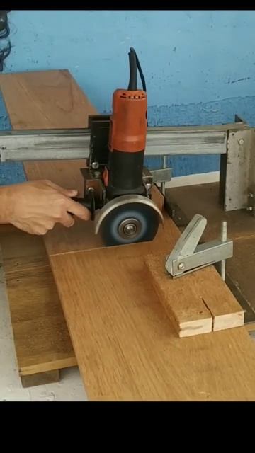 Из болгарки делаем Торцевую пилу по дереву с протяжко? смотреть онлайн