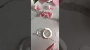 Ранункулюс из вафельной бумаги.