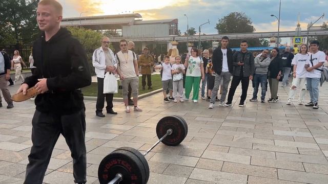 ПОДЪЕМ ШТАНГИ НА ВДНХ,КТО БОЛЬШЕ ВСЕХ ПОДНИМЕТ 120 КГ ??? смотреть онлайн