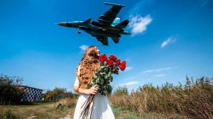 Девчонка шла.