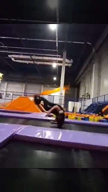 Сломал шею на батуте смотреть онлайн