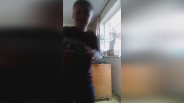 Супер Эпический Тупой Сумашедший Друг Открывает Ящик?