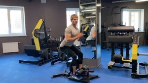 Приседания в римском стуле