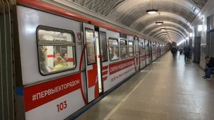 Тематический поезд «Скорая медицинская помощь» 81-740 №0089 и пассажиры держащие двери