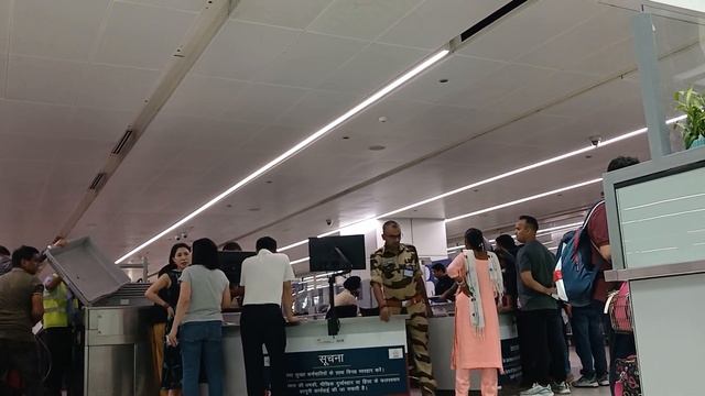 Security check in New Delhi International Airport, India/ Проверка безопасности смотреть онлайн