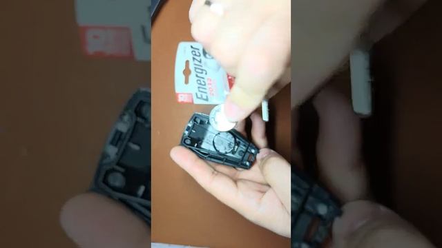 Geely Emgrand 2023 Замена батарейки в брелке. смотреть онлайн