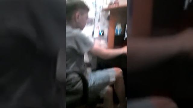 У нюши опять бомбит, а паха делает подставку для телеф? смотреть онлайн