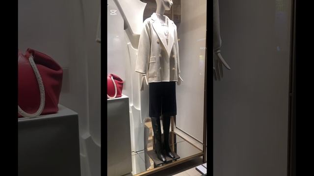 Весенняя коллекция 2025 Max Mara в витринах итальянских маг смотреть онлайн