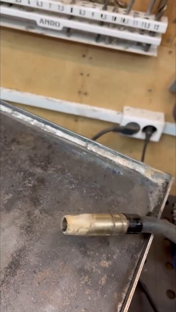 Начинающий сварщик и проволока без газа #сварка #diy смотреть онлайн